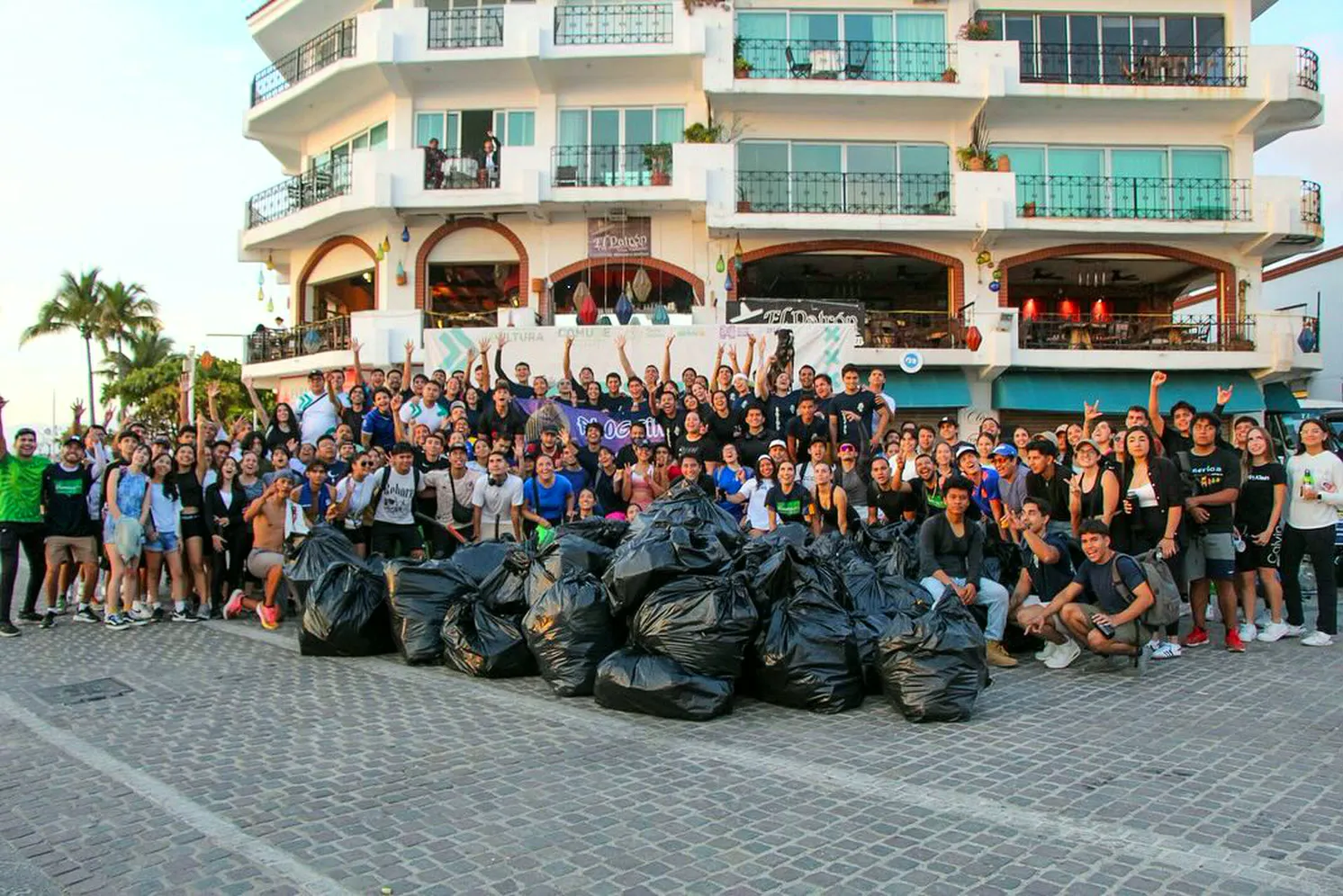 Multitud en el Malecón con decenas de bolsas de basura