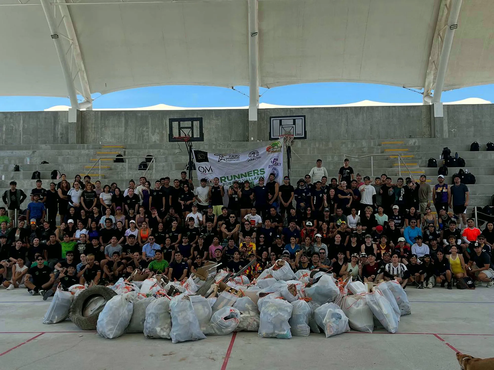 Cientos de estudiantes con bolsas de basura en el domo de CUCosta