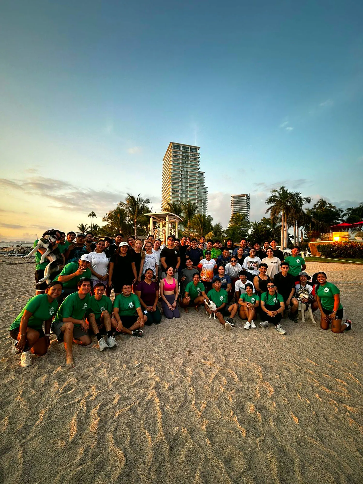 Foto de grupo de Runners PV en la playa al atardecer
