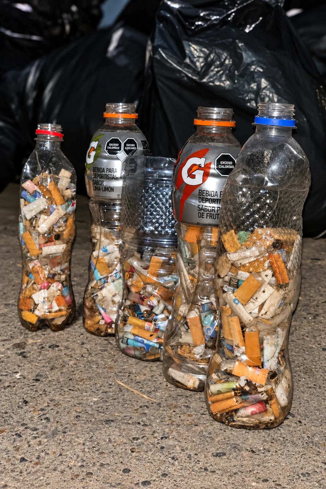 Botellas llenas de colillas de cigarro recogidas en la ruta