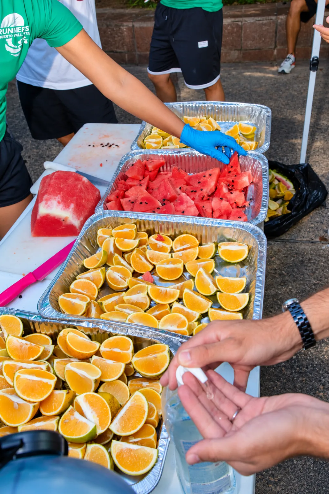 Charolas de naranja y sandía para los participantes